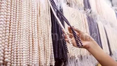 妇女在珠宝店挑选手工珠珠。 4K.